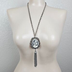 1970s‎ Resin Cameo Black White Pendant Necklace Tassel Silver Tone Vintage